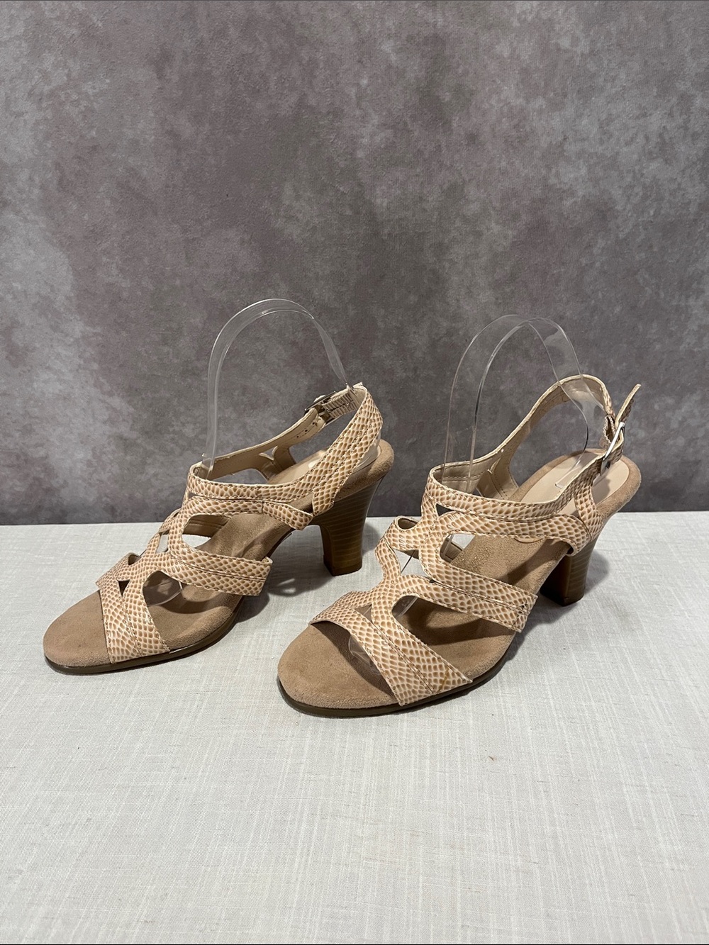 AEROSOLES Beige Snake-Texture Slingback Heels size 8